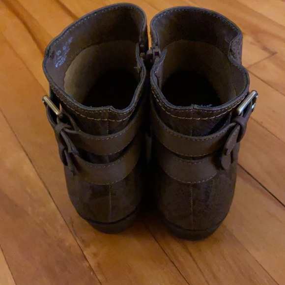 Ankle Boots. Tan/Snake. Size 9. - Picture 11 of 11